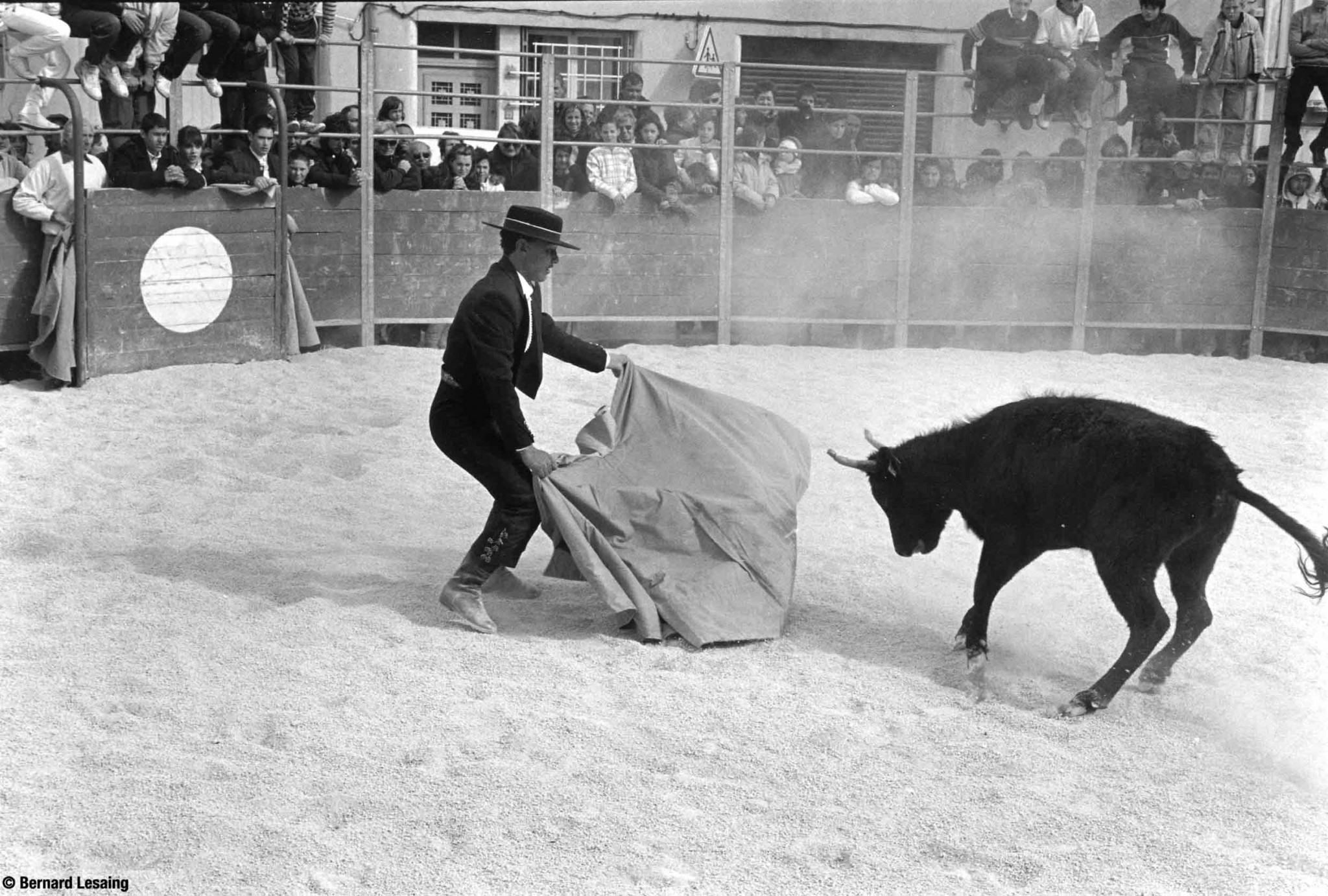 Arènes portatives, Place du Forum, Arles, 2007 © Bernard Lesaing