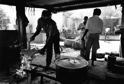 Préparatifs du repas collectif, après cérémonie, chapelle des Jeunes Tamouls de la Pointe au Sel, 1992 © Bernard Lesaing