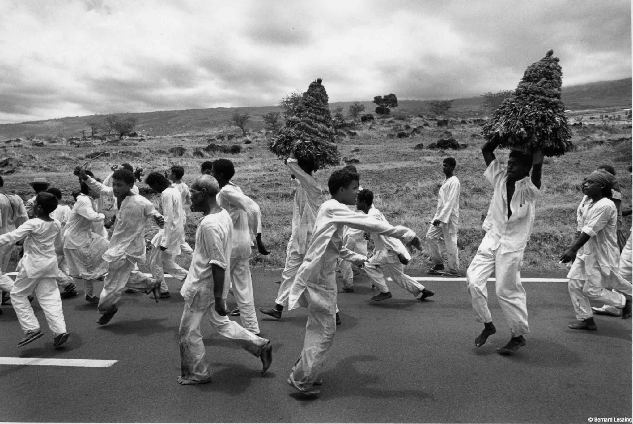 Danse de remerciements, le lendemain après la marche dans le feu, sur la route de Saint-Leu, 90's © Bernard Lesaing