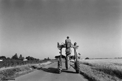 Sur la route tracteur enjambeur pour le mais,Puyricard,20111