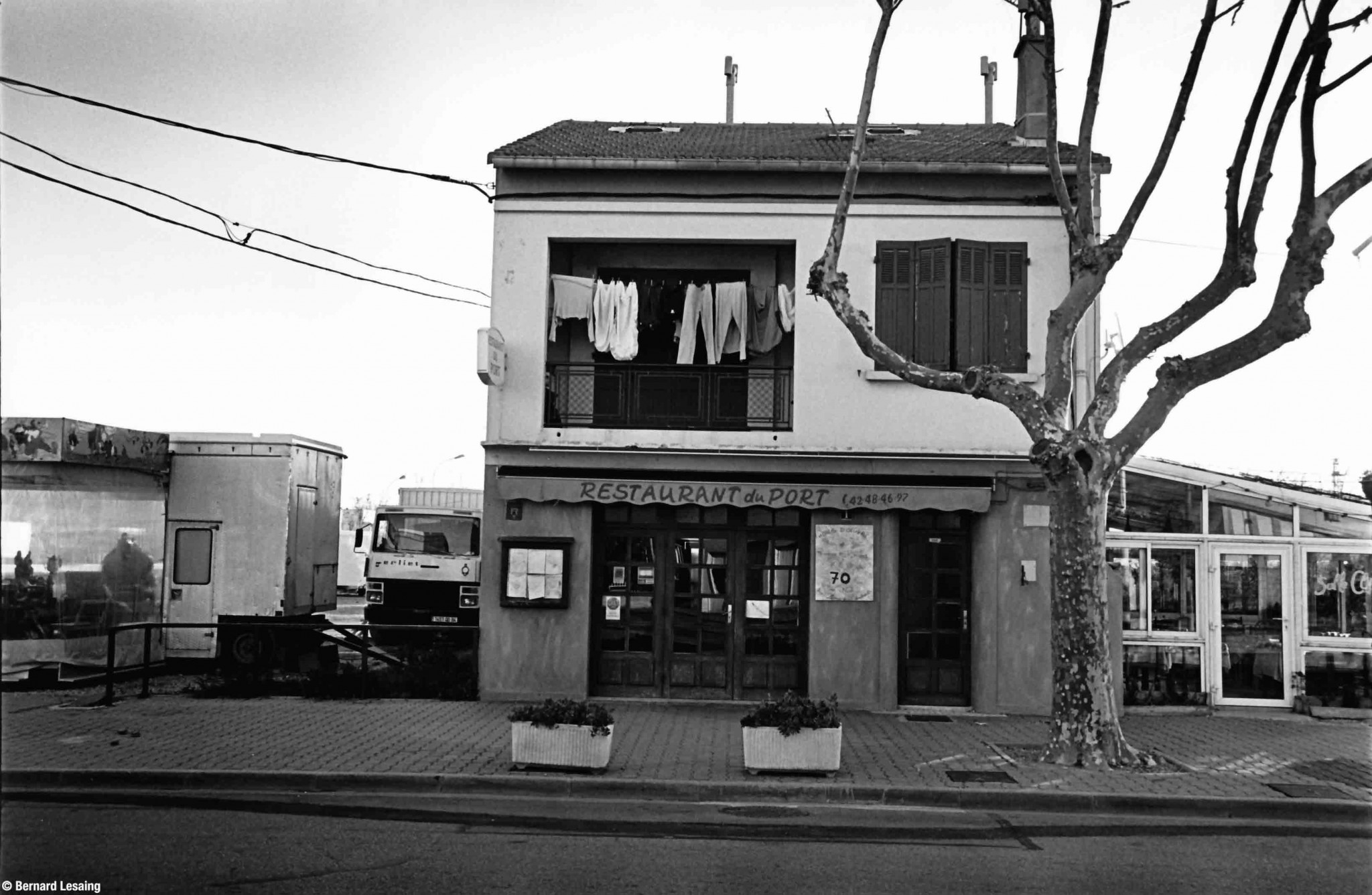 Carrefour Hypolithe Peut, Port-Saint-Louis-du-Rhône, 2000-2002 © Bernard Lesaing