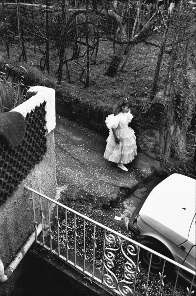 Scene de mariage- la demoiselle d'honneur, Ischia, 1990-92 © Bernard Lesaing