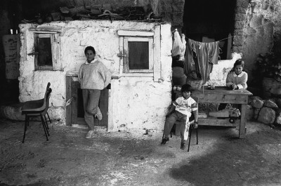 Jeunes enfants à la campagne, Ischia, 1990-92 © Bernard Lesaing