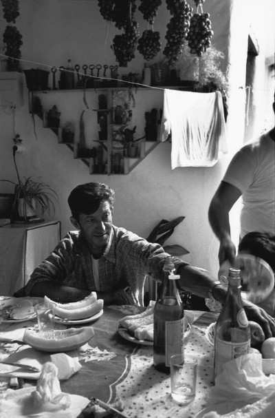 Le repas, Ischia, 1990-92 © Bernard Lesaing