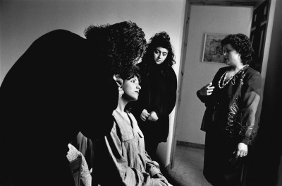 La coiffure de la mariée, Ischia, 1990-92 © Bernard Lesaing