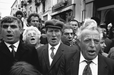 Chanteurs à la procession de l'ange, Forio, Ischia, 1990-92 © Bernard Lesaing
