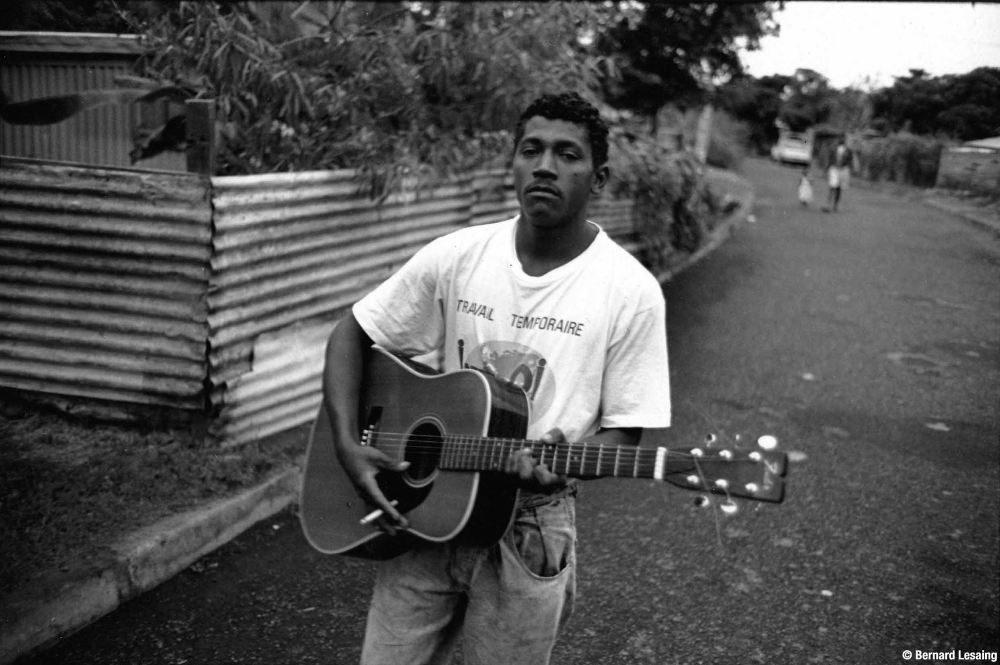 Le soir, dans la ruelle Modibo keita, Rivière des Galets, 90's © Bernard Lesaing