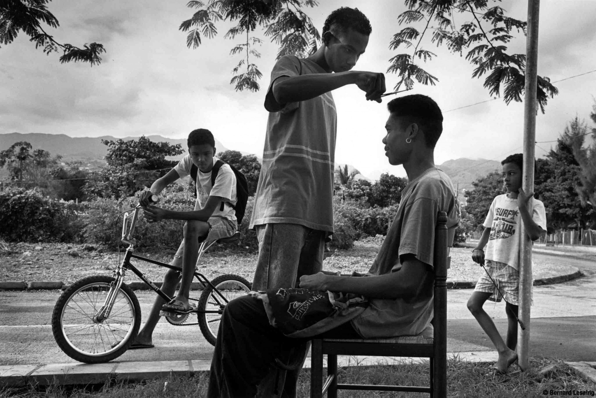 Samedi matin, square Carambole, Rivière des Galets, 90's © bernard Lesaing