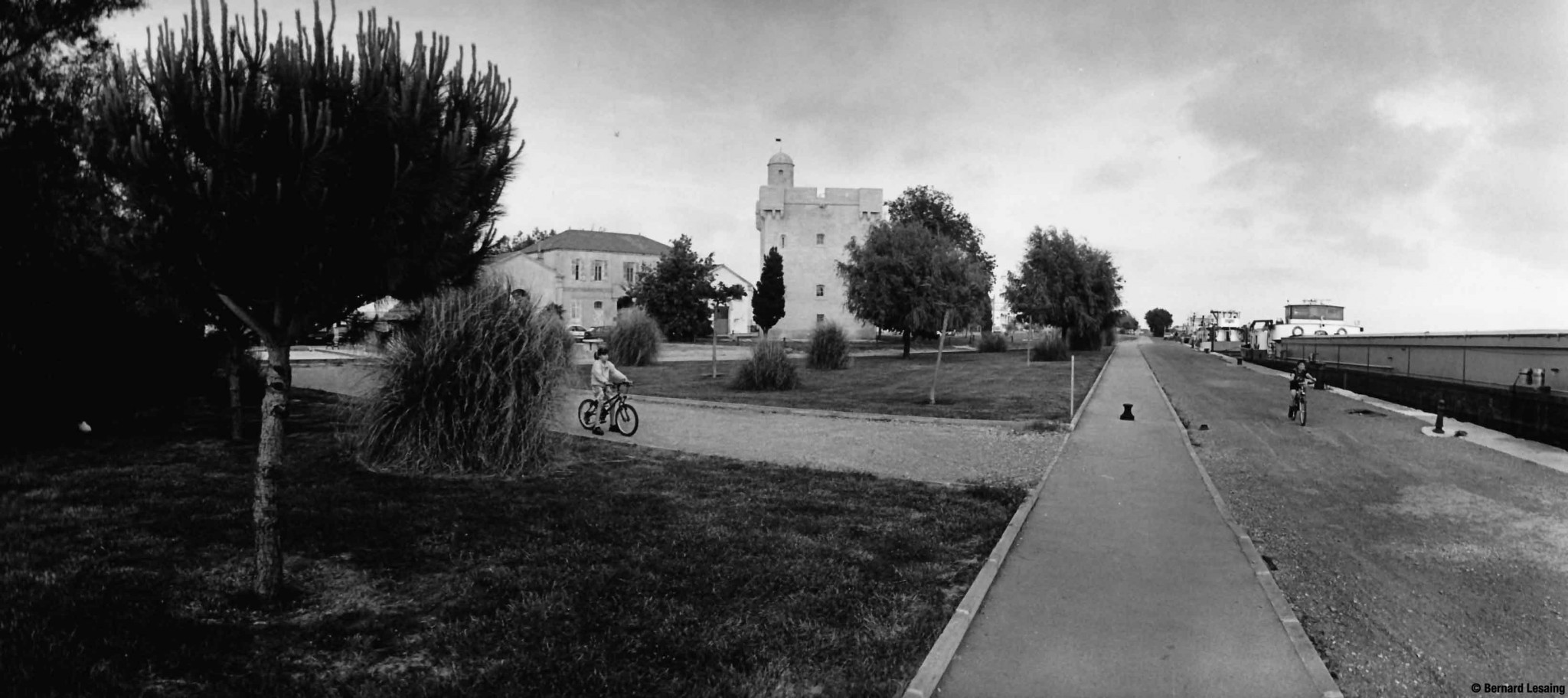 La Tour Saint-Louis et les berges du Rhône, Port-Saint-Louis-du-Rhône, 2000-2002 © Bernard Lesaing