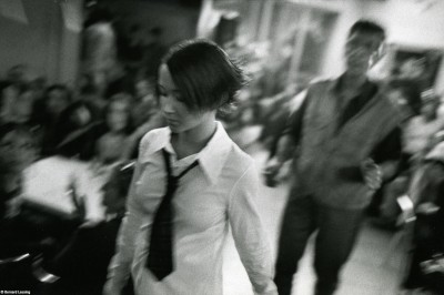 Préparatifs et défilé de mode au Sunset, 2003, Bernard Lesaing