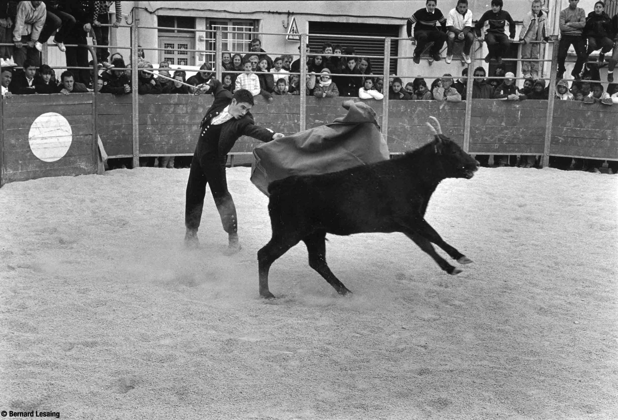 Arènes portatives, place Voltaire, Arles, 2008 © Bernard Lesaing