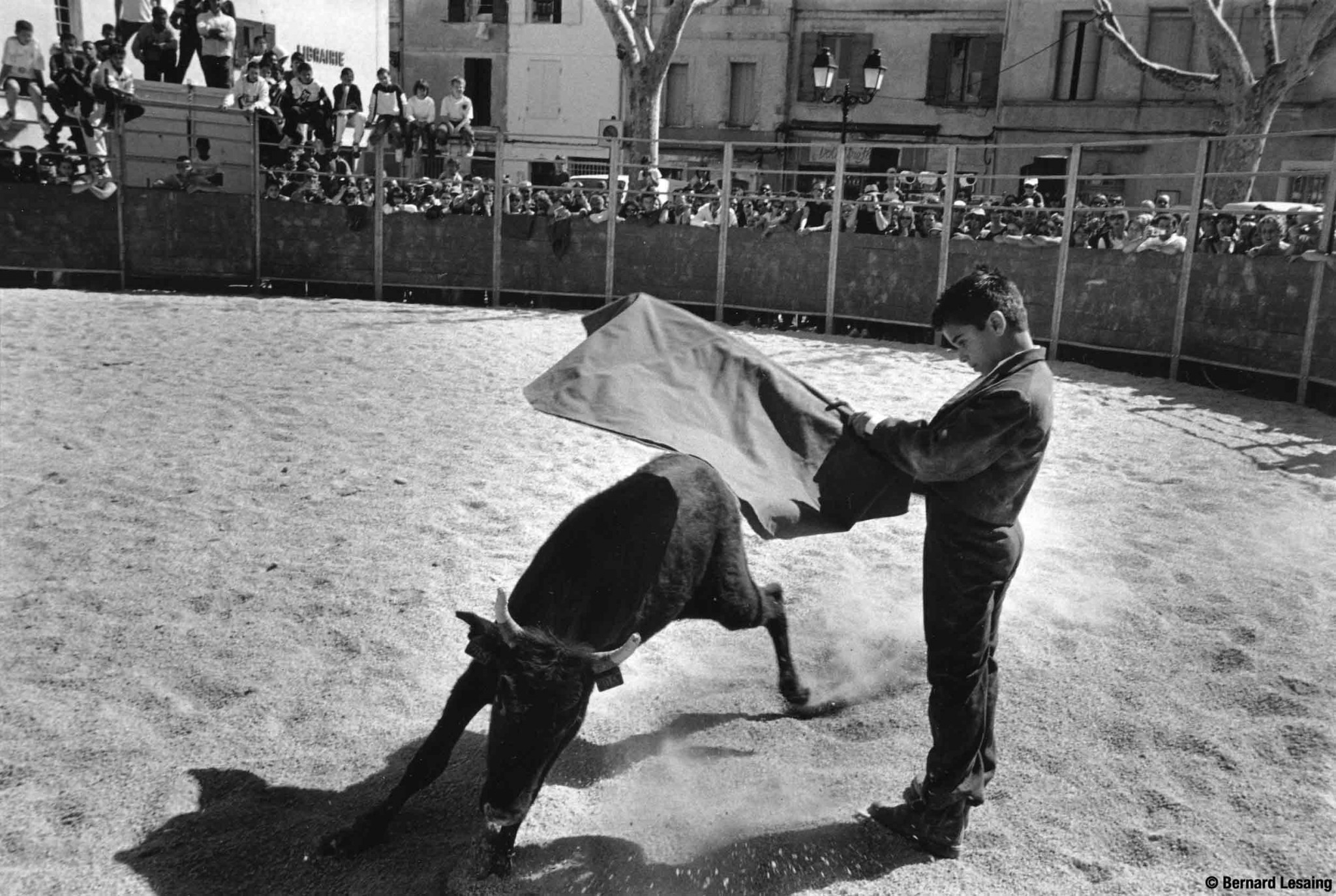 Arènes portatives, place Voltaire, Arles, 2008 © Bernard Lesaing