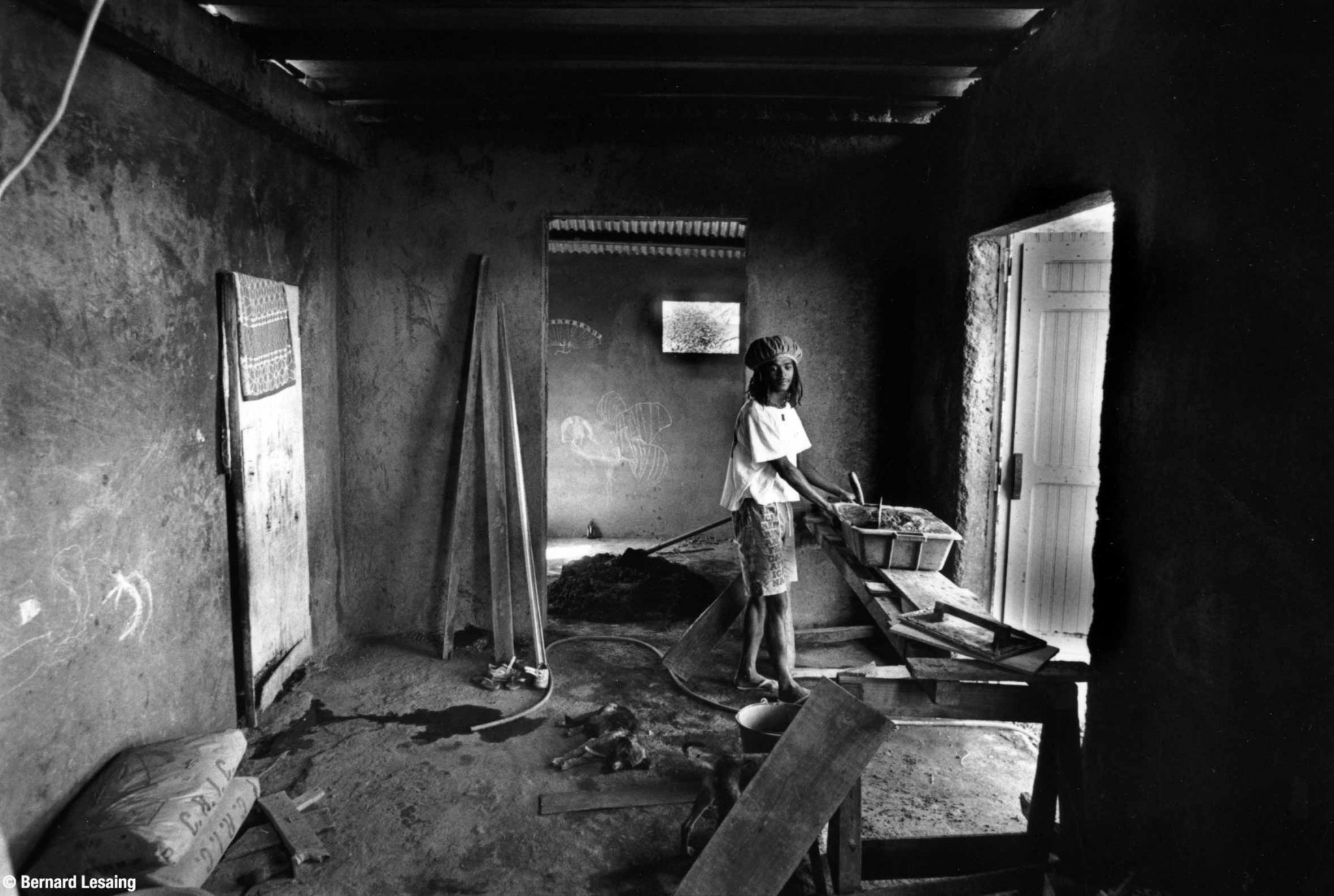 Construction de la case, 1992 © Bernard Lesaing