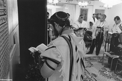 Culte de la communauté juive à l'association "Ohel Shalom", Encagnane, Aix en Provence, 1998 © Bernard Lesaing