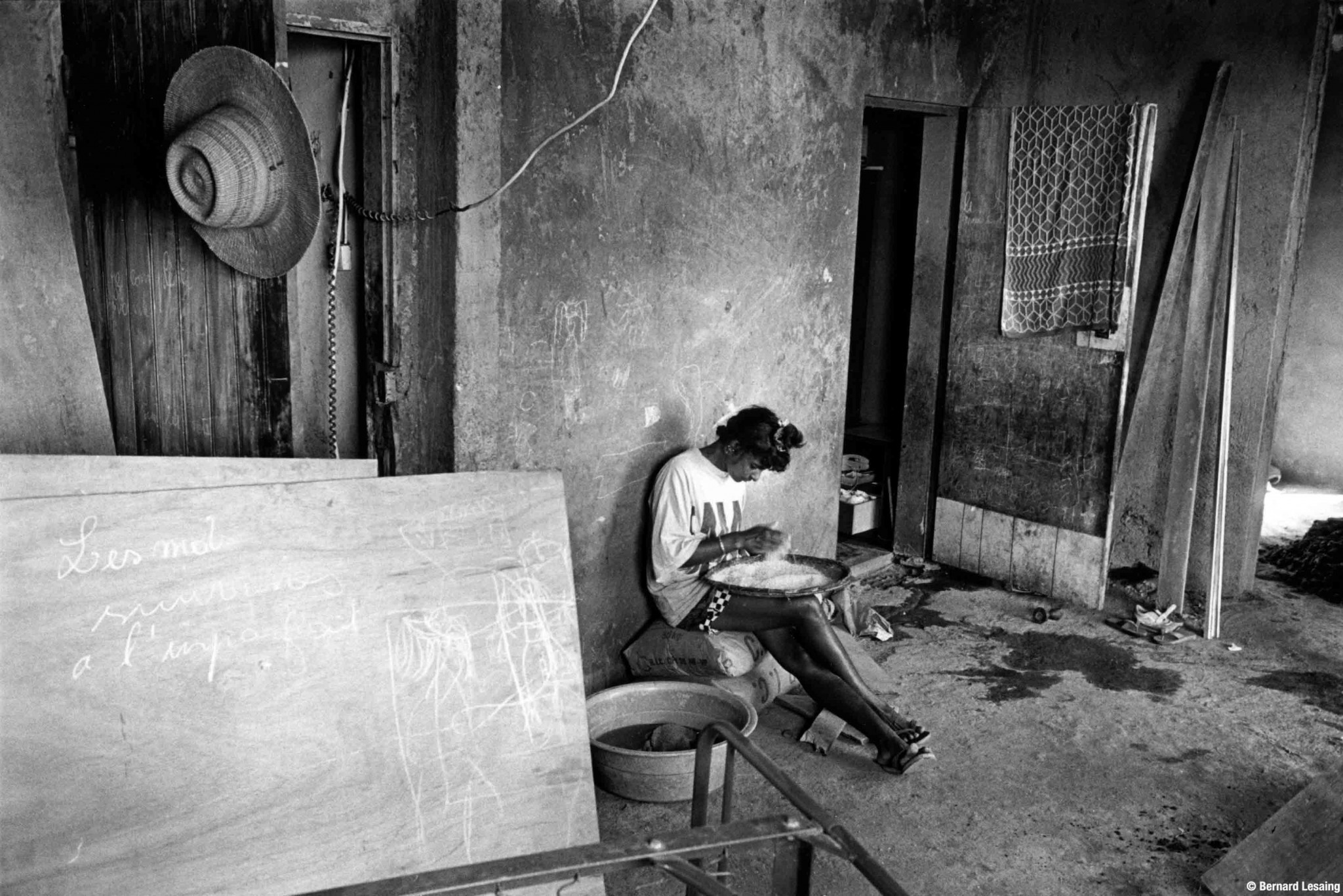 Tri du riz dans le van, 90's © Bernard Lesaing