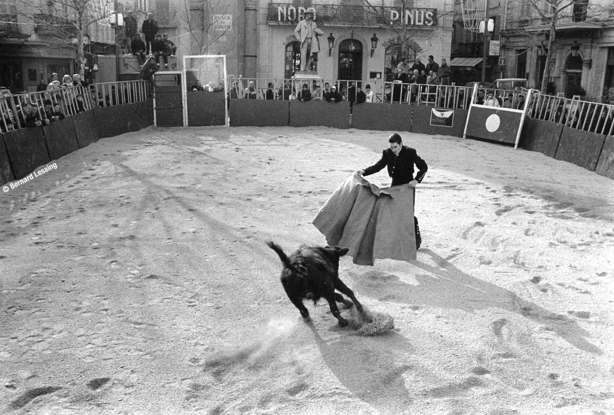 Arènes portatives, Place du Forum, Arles, 2007 © Bernard Lesaing