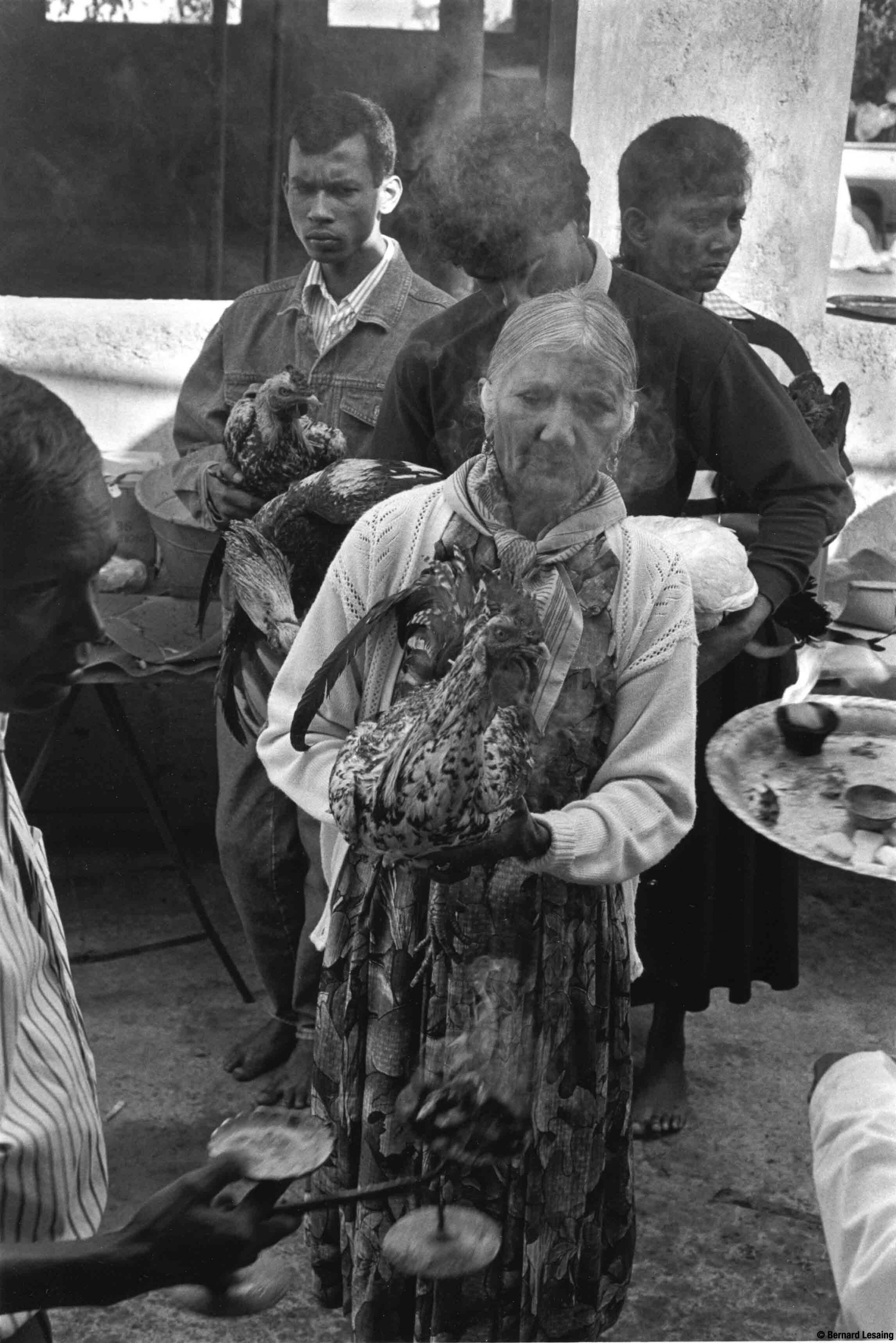 Offrandes d'animaux au temple de Trois-Bassins, 1992 © Bernard Lesaing